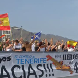 Homenaje de los vecinos de Tenerife a quienes luchan contra las llamas