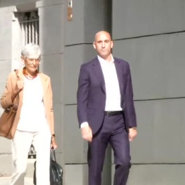El juez prohíbe a Rubiales acercarse a menos de 200 metros de Hermoso y cualquier comunicación