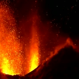 La erupción del volcán Etna se convierte en todo un espectáculo con su ladera nevada