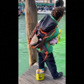 Activistas climáticos tiñen de verde el Gran Canal de Venecia por el "fracaso" de la COP28