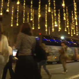 Caos por los selfies con la iluminación navideña en el Paseo de Gracia de Barcelona
