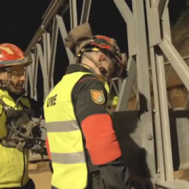 Los militares se afanan en construir puentes para restablecer la movilidad entre localidades tras la DANA