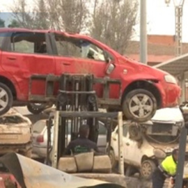 Comienza la retirada de los 120.000 vehículos amontonados en 60 campos tras la DANA