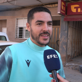 El dueño de un estanco de Paiporta trabaja sin descanso para poder reabrir su negocio