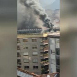 Un cortocircuito ha podido ser la causa de un aparatoso incendio en un edificio de Ourense 
