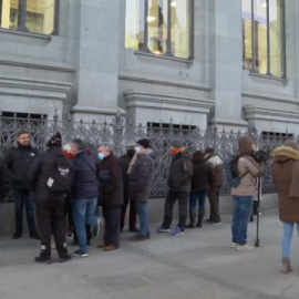 Largas colas para comprar letras del Tesoro 