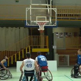 Sánchez juega un partido de baloncesto en silla de ruedas   