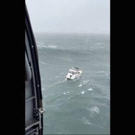 Rescatan a un hombre en EEUU después de que una ola de doce metros hundiera su barco 