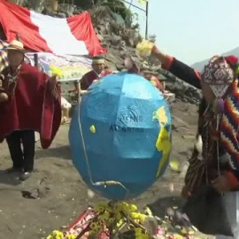 Chamanes y curanderos peruanos realizan un ritual en defensa de la Tierra