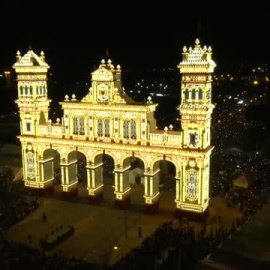 Sevilla ya luce su "alumbrao" de la Feria de Abril