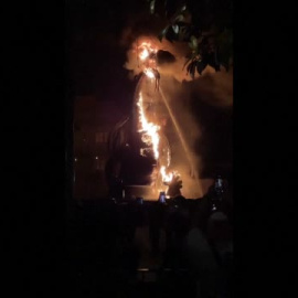 Aparatoso incendio de un dragón en un parque temático en California
