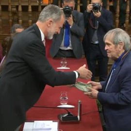 El rey Felipe VI entrega al poeta venezolano Rafael Cadenas el premio Cervantes 