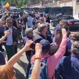 Falangistas se enfrentan a la Policía y claman contra la exhumación de Primo de Rivera