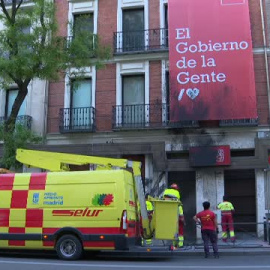 Cinco detenidos por lanzar pintura contra la fachada de las sedes centrales del PP y del PSOE en Madrid