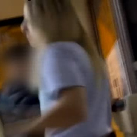 Una conductora de autobús de Barcelona no duda en parar el vehículo para echar a un hombre que la estaba acosando