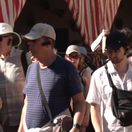 Los turistas disfrutan de la Feria de Abril de Sevilla a pesar del difícil acceso a las casetas