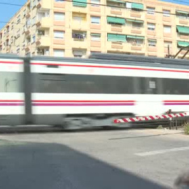 Una joven de 19 años muere al ser arrollada por un tren en un paso a nivel de Alfafar, Valencia