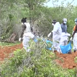 Aumenta a 90 el número de cadáveres exhumados de la 'secta de la muerte' en Kenia