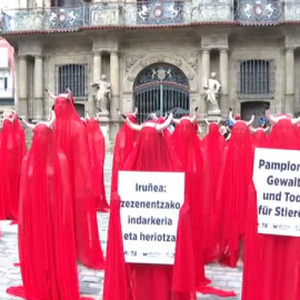Activistas de AnimaNaturalis y PETA protestan en Pamplona contra el maltrato animal en San Fermín