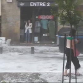 Una gran granizada ha inundado Vitoria dejando daños en coches, tejados y calles