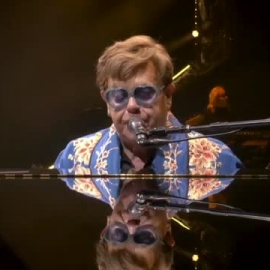 Elton John pone fin a su carrera en los escenarios ante 30.000 personas en Estocolmo