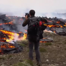 Erupción de un volcán en Islandia a tan solo 30 kilómetros de la capital