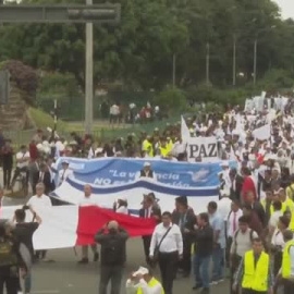 Cientos de personas marchan por la paz en la capital de Perú