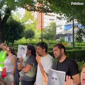 Los activistas antidesahucios se concentran para evitar el desalojo del edificio La Dignidad de Móstoles