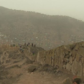 Derriban en Lima el conocido 'muro de la vergüenza' por discriminatorio