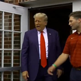 Trump lanza balones a la multitud antes de un partido de fútbol americano en Iowa