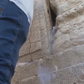 Limpian el Muro de las Lamentaciones en vísperas del año nuevo judío