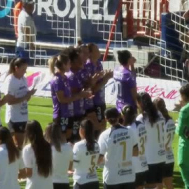 Jenni Hermoso homenajeada por su club mientras Rubiales dimite