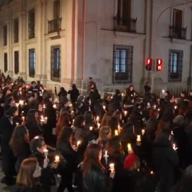 1.500 mujeres iluminan la noche chilena en memoria de las víctimas de la dictadura de Pinochet