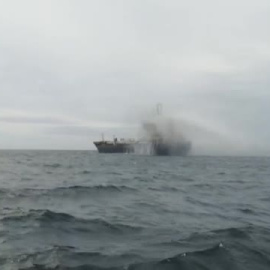 Un petrolero lleva ardiendo más de 24 horas frente a Oporto cargado de diésel y de combustible de aviación