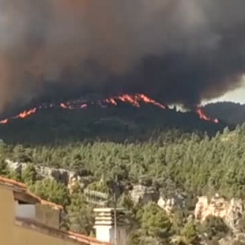 Ocho municipios desalojados por un incendio que ya calcina más de 800 hectáreas en Villanueva de Viver