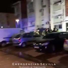 Dos heridos en un incendio en un bloque de pisos de Sevilla