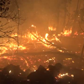 Las llamas tensan la noche en Alto Mijares