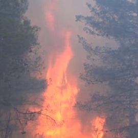 El fuego entre Castellón y Teruel sigue fuera de control