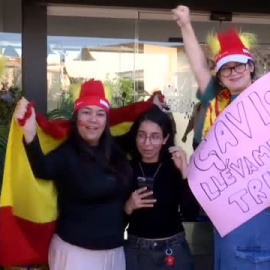 Ilusión frente al hotel de la selección a la espera del estreno de Luis de la Fuente