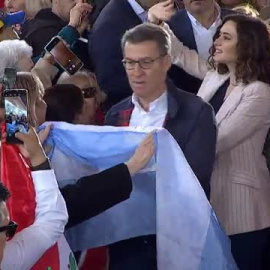 Feijóo, Ayuso y Almeida cortejan al voto hispano al ritmo de 'El Tiburón' en Madrid