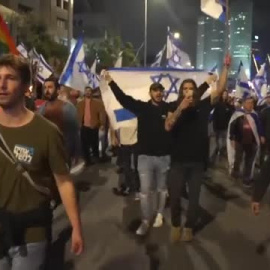 Cañones de agua para dispersar a los manifestantes en Tel Aviv