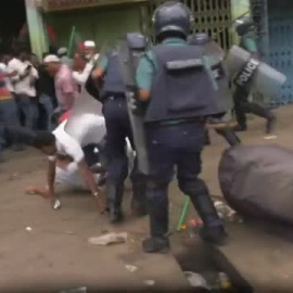 Cargas policiales en Bangladés contra simpatizantes de la oposición para reclamar unas elecciones libres