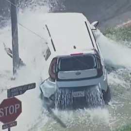 Un coche robado se estrella con una boca de riego tras una persecución policial en Los Ángeles