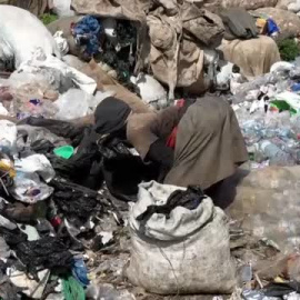 Uganda afronta el desafío de gestionar sus residuos plásticos con los vertederos desbordados