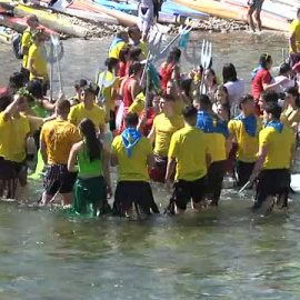 El Descenso Internacional del Sella conquista Arriondas con palas, agua y un cañonazo