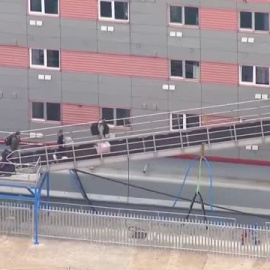 Desalojados 39 migrantes de la barca cárcel británica tras un brote de legionela