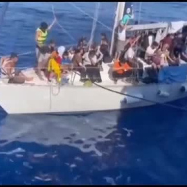 Guardacostas rescatan 'in extremis' a decenas de migrantes en un barco en el sur de Grecia