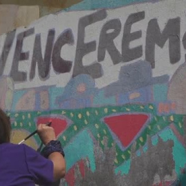 Expresos políticos de la dictadura chilena restauran un mural en un antiguo campo de concentración