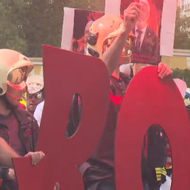 Miles de bomberos exigen ante el Congreso una ley marco que regule sus funciones