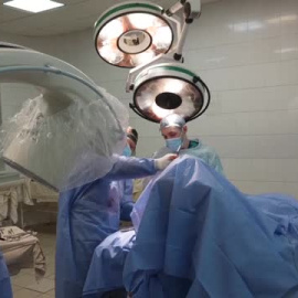 Cirujanos ucranianos dedican 15 horas diarias a salvar a los heridos en combate